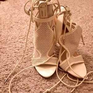 White tie up sandals. Sz.6